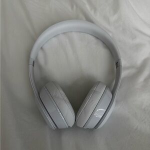 Beats Solo 3 wireless headphones white